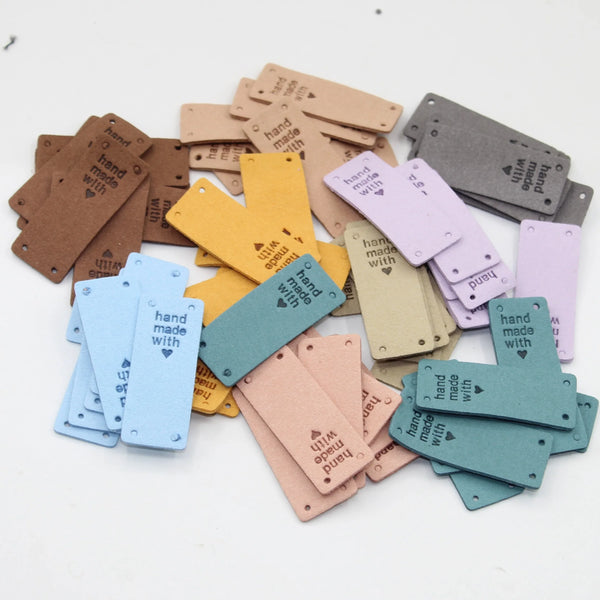 Étiquettes en simili cuir multicolores "hand made with love" ACCESSOIRES LEDUC pour couture.