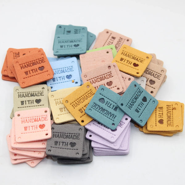 Étiquettes couture colorées en feutrine, texte 'Handmade with ❤️', accessoires Leduc
