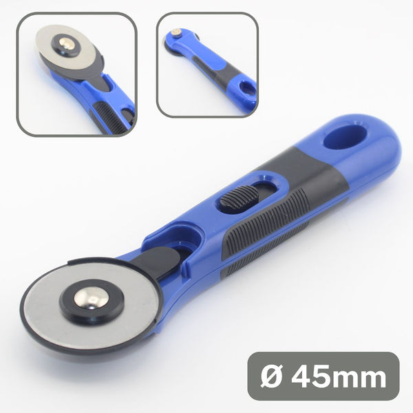 Cutter rotatif bleu 45 mm pour tissu, outil de couture et patchwork sur fond blanc.
